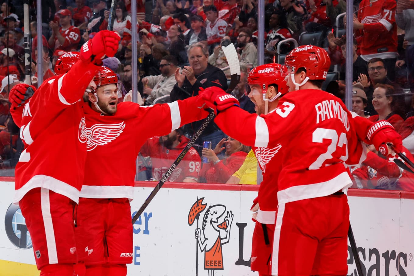 Detroits Viktor Arvidsson, andra från höger, firar sitt mål tillsammans med bland andra svensken Lucas Raymond. Foto: Duane Burleson/AP/TT
