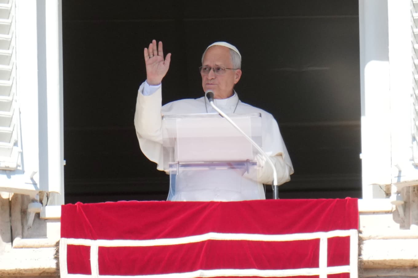 Påve Leo XIV på Peterskyrkans balkong. Foto: Gregorio Borgia/AP/TT