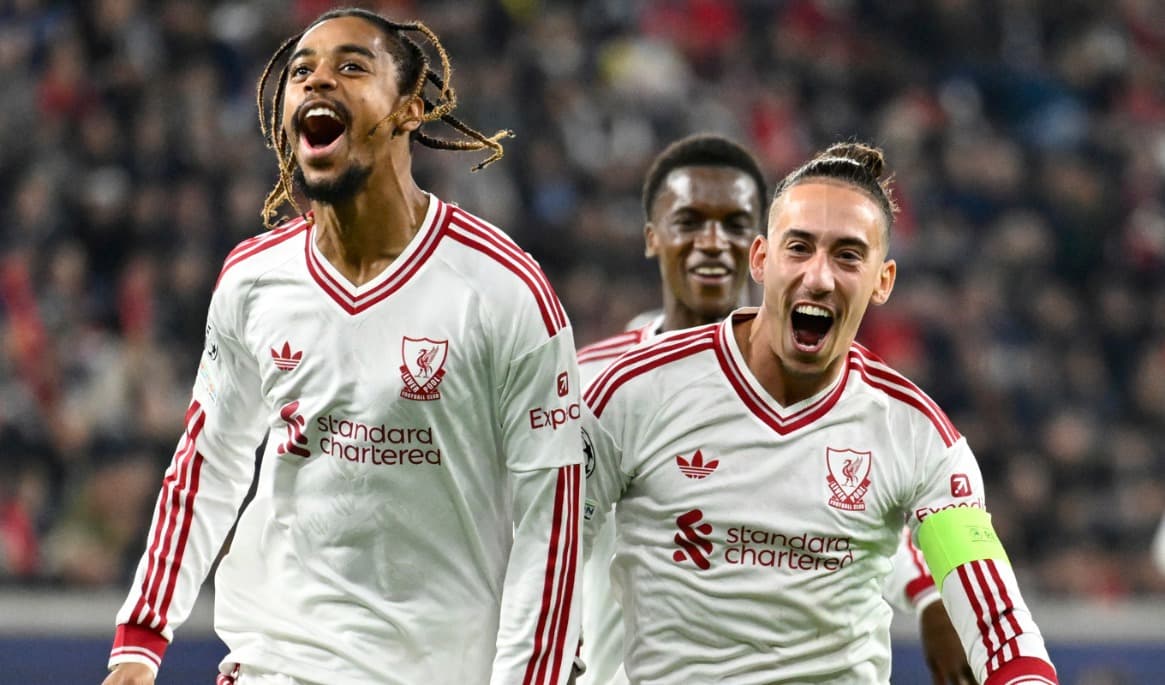 Liverpools Bradley Barcola (till vänster) jublar efter ett av sina tre mål borta mot Lask Linz i Champions League. Foto: Denes Erdos/AP/TT