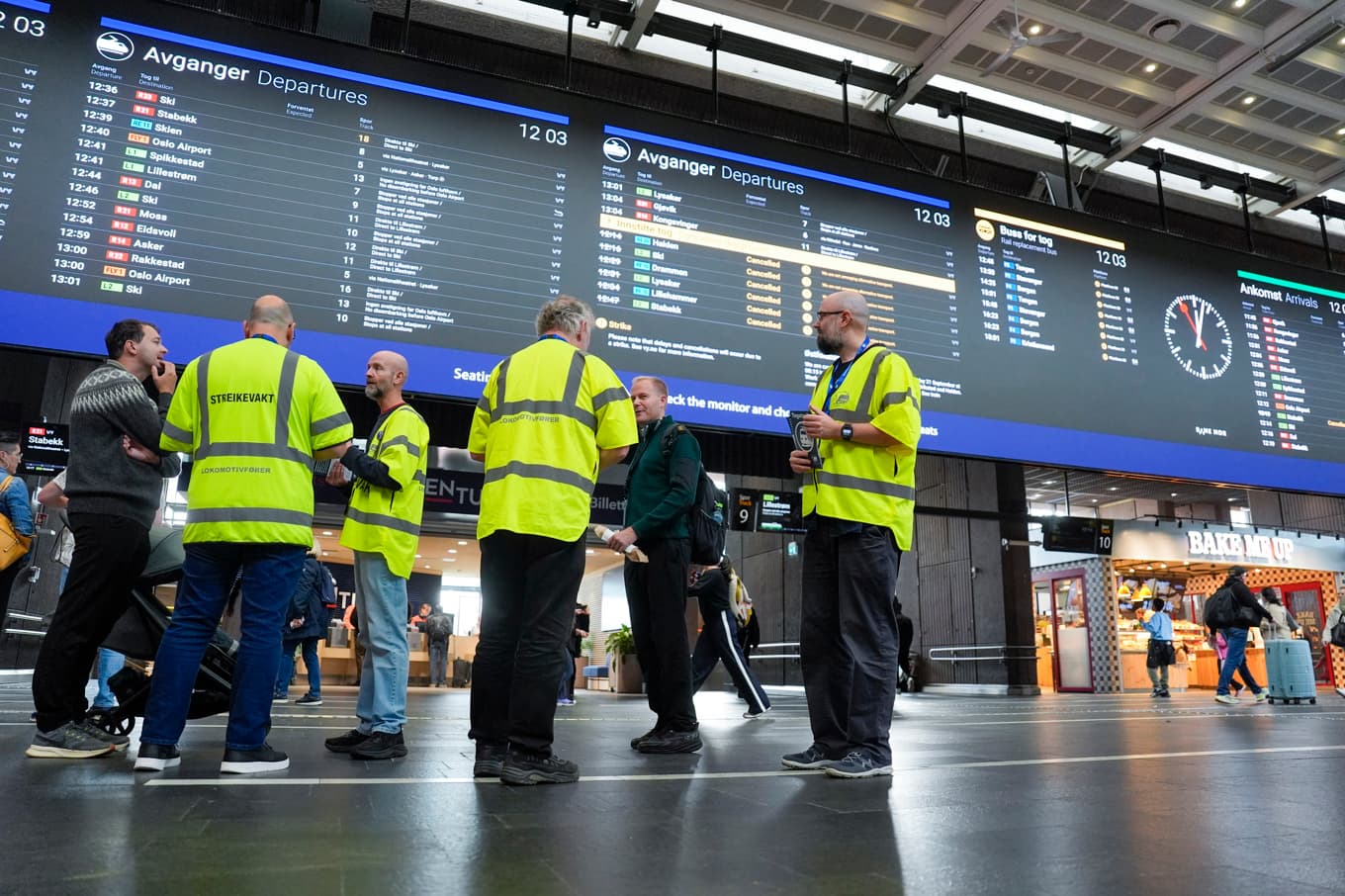 Strejkvakter på Oslos centralstation under den nästan månadslånga strejken som avslutas på lördagen. Bild från den 19 september. Foto: Terje Pedersen/NTB/TT