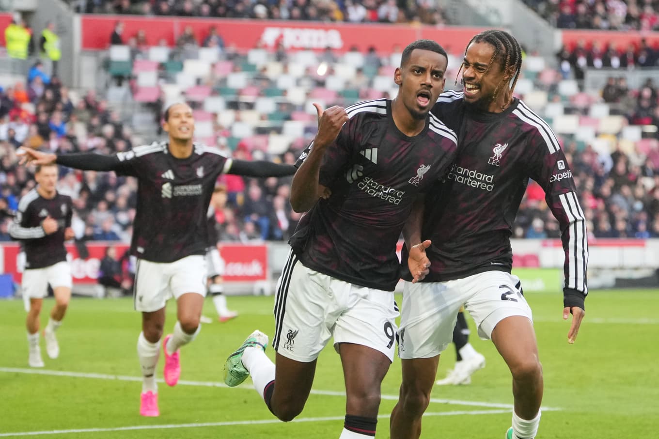 Alexander Isak och Bradley Barcola firar 2–1-målet. Foto: Kin Cheung/AP/TT