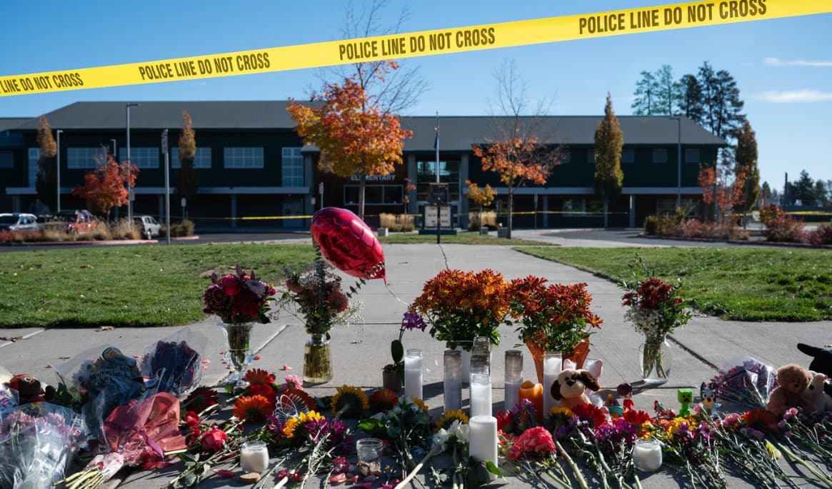 En minnesplats med blommor och ljus har uppstått utanför den drabbade skolan. Foto: Joe Kline/AP/TT