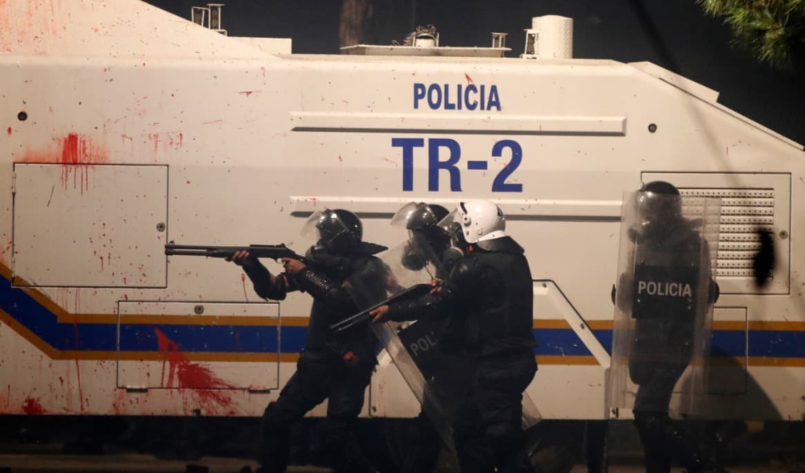 Kravallpolis avfyrar tårgas i Tirana på söndagen. Foto: Boris Grdanoski/AP/TT