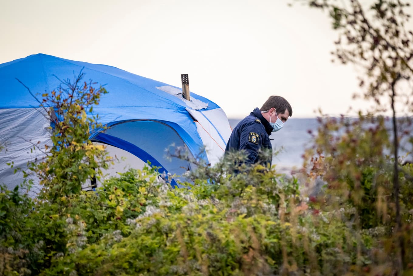 Polis och kriminaltekniker på plats på Ön på Limhamn på lördagsmorgonen. Foto: Johan Nilsson/TT