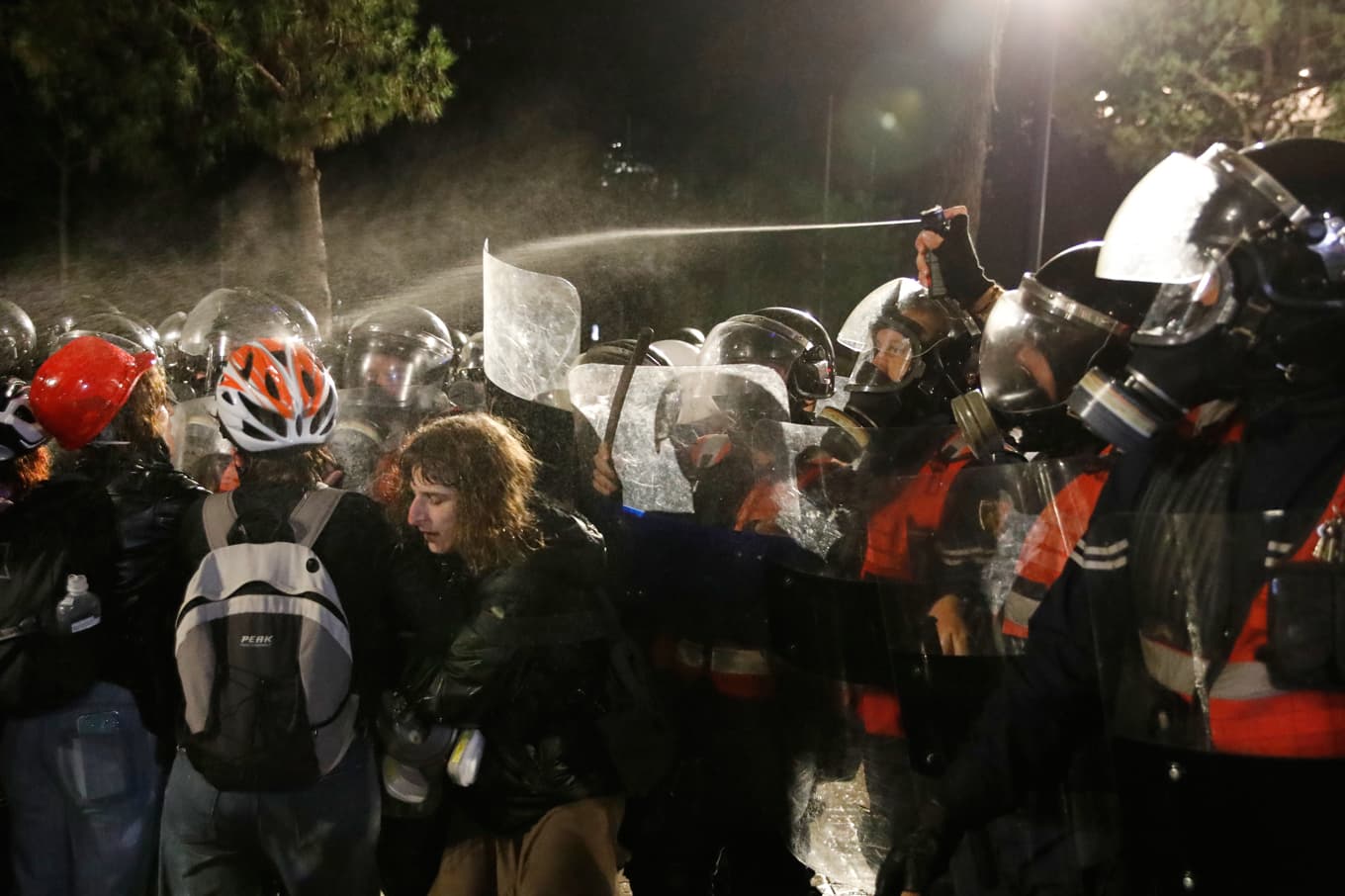 Polis siktar med pepparsprej mot demonstranter i Albaniens huvudstad Tirana under tisdagen. Foto: Boris Grdanoski/AP/TT