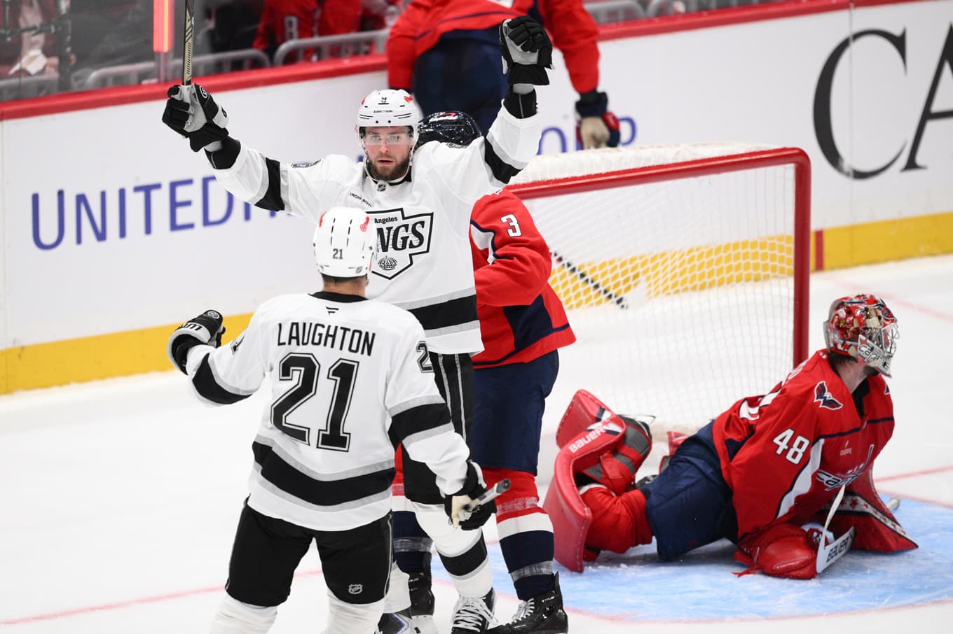 Adrian Kempe firar efter ett av sina mål. Foto: Nick Wass/AP/TT
