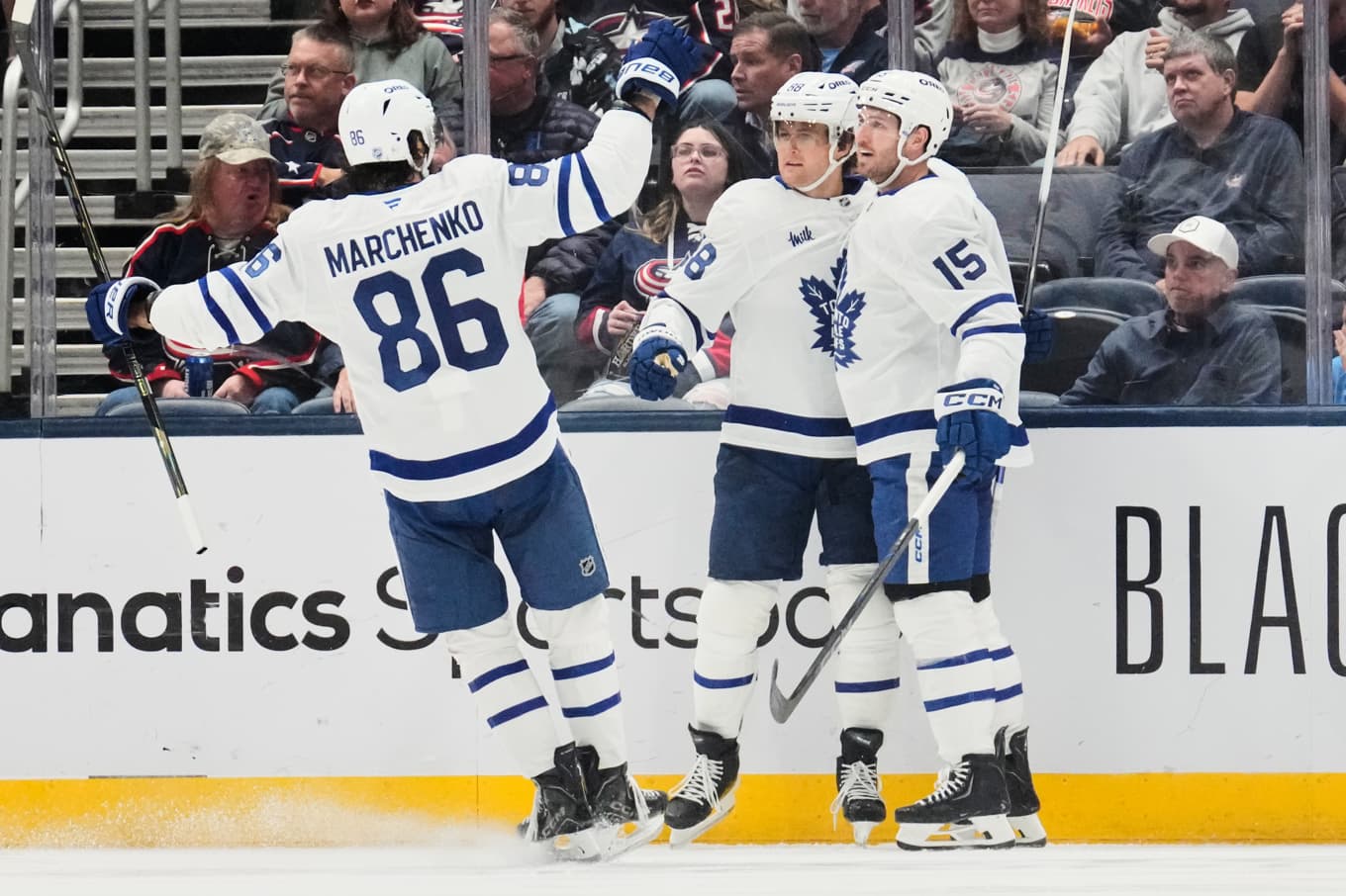 Torontos William Nylander, i mitten, firar sitt mål med lagkamraterna. Foto: Sue Ogrocki/AP/TT