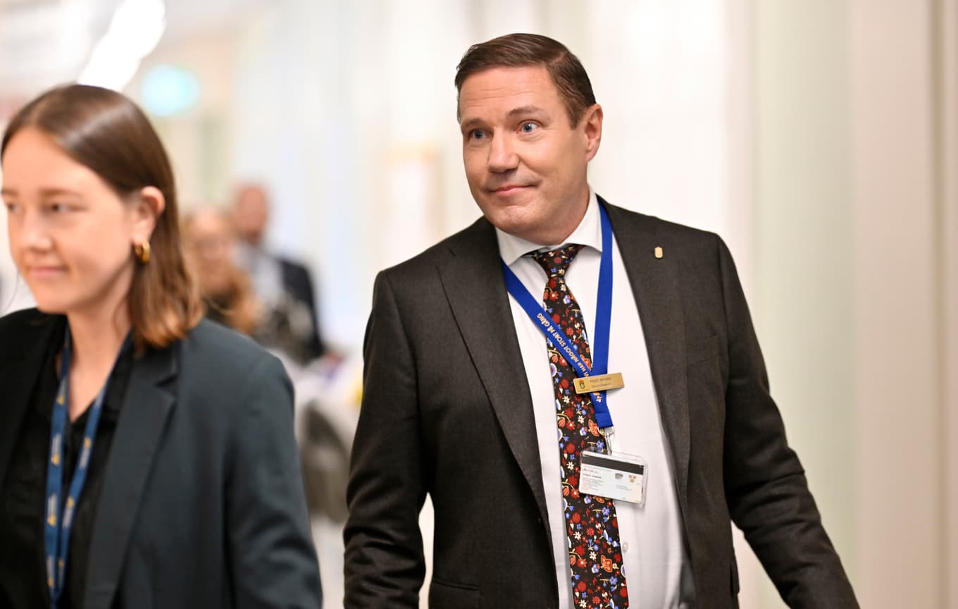 Kriminalvårdens generaldirektör Rikard Jermsten på väg in till justitieutskottet. Foto: Pontus Lundahl/TT