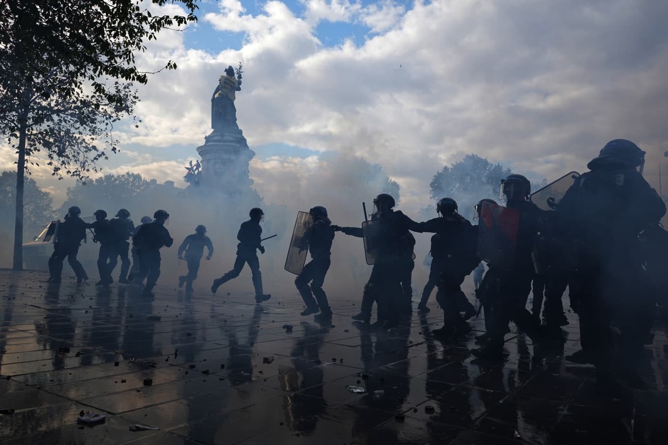 Polis drabbar samman med demonstranter i Paris lördagen den 17 oktober. Foto: Thibault Camus /AP/TT