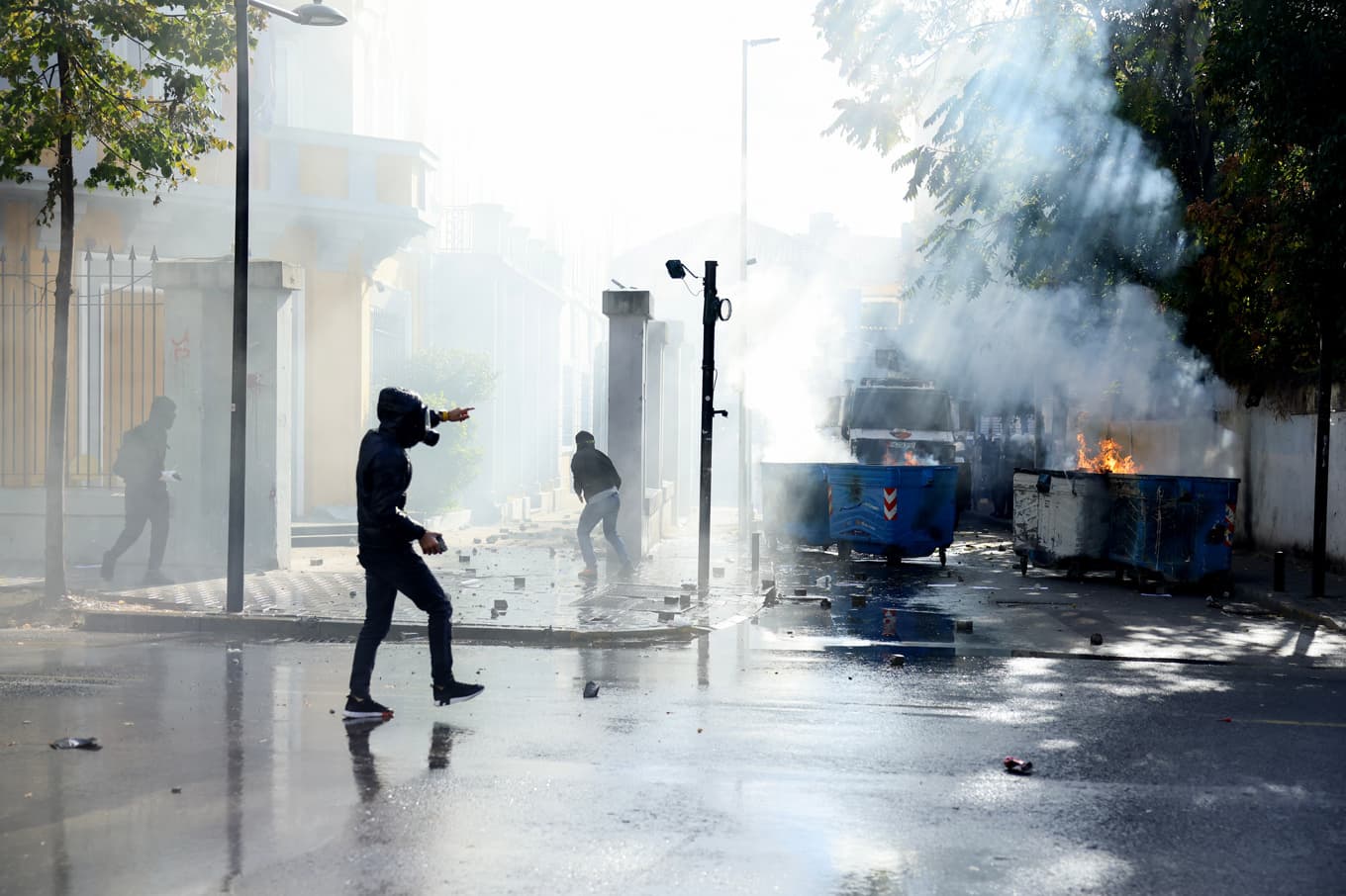 Stenkastning mot poliser i Albaniens huvudstad Tirana på lördagen. Foto: Hameraldi Agolli/AP/TT