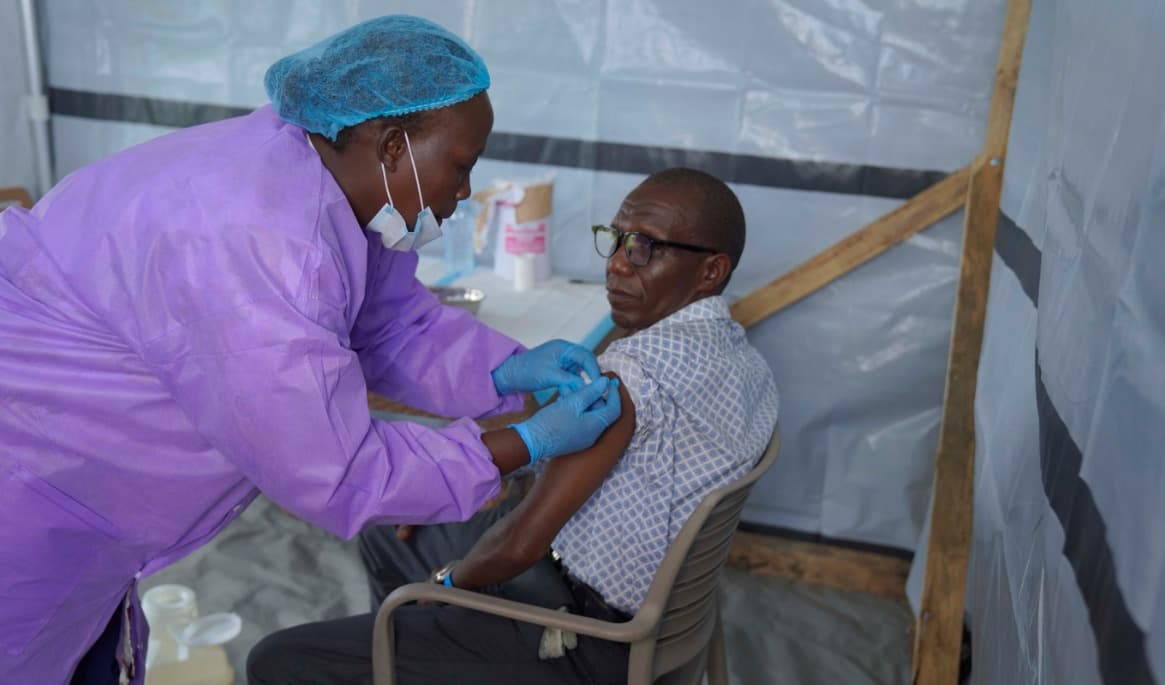 Vaccinet mot ebola har börjat testas i Kongo-Kinshasa. Foto: Dieudonne Dirole/AP/TT