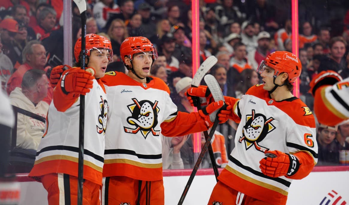 Leo Carlsson (till vänster) jublar med lagkamraterna Beckett Sennecke och Cutter Gauthier när Anaheim slog Philadelphia med 5–4 på bortais. Foto: Derik Hamilton/AP/TT