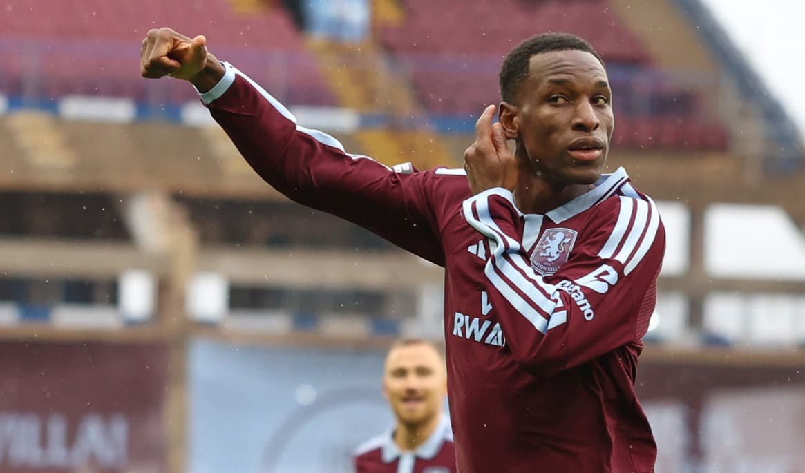 Aston Villas Nicolas Jackson jublar efter sitt första av två mål när det blev en 2–1-seger hemma mot Manchester City. Foto: Morgan Harlow/AP/TT