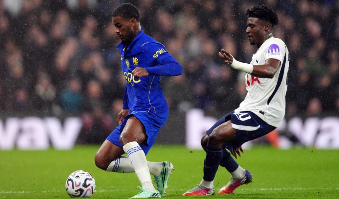 Chelseas Jorrel Hato och Tottenhams Mohammed Kudus i Londonderbyt på Stamford Bridge. Tottenham vann med 2–0. Foto: John Walton/AP/TT
