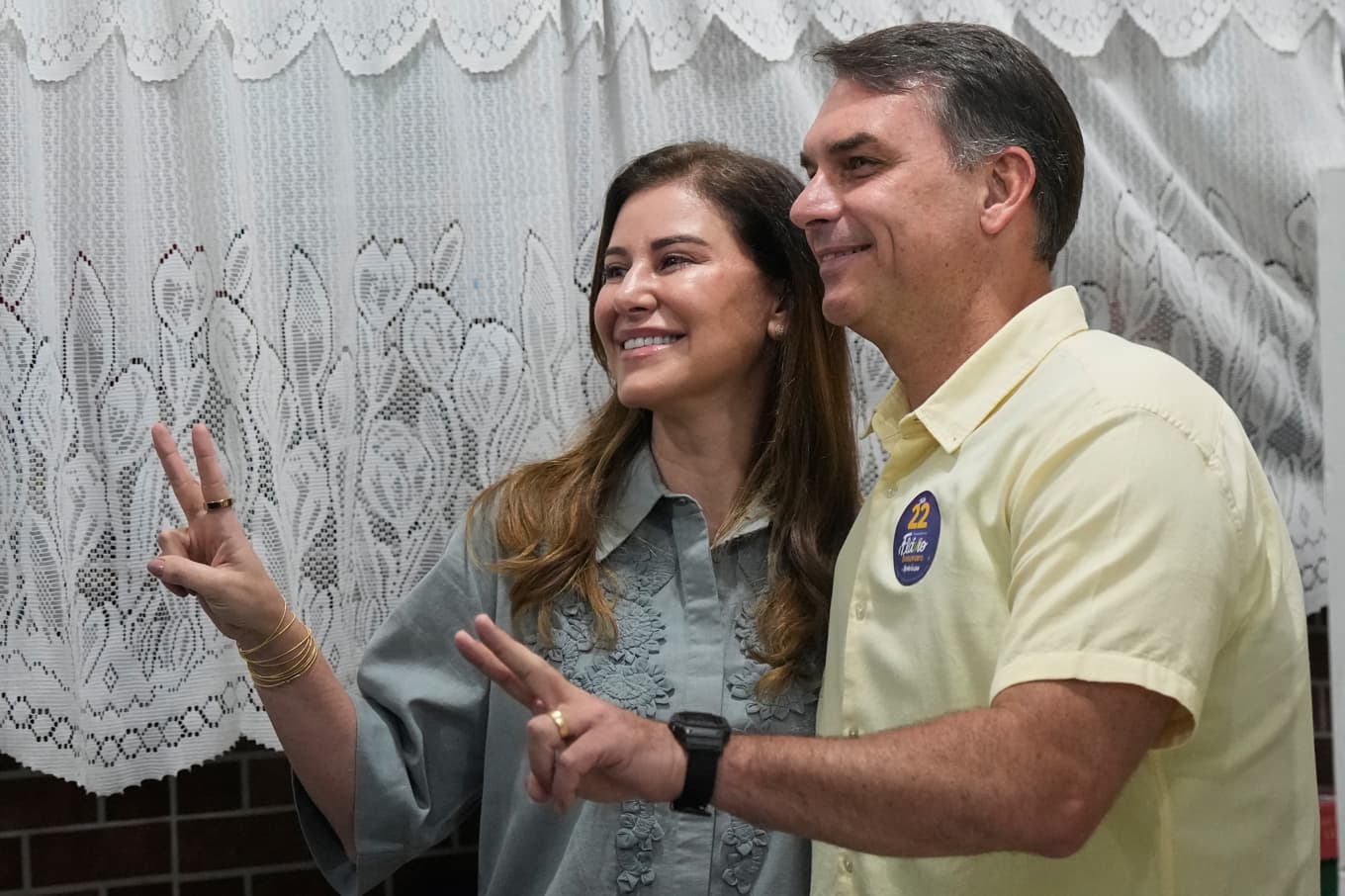 Flávio Bolsonaro och frun Fernanda Bolsonaro i Rio de Janeiro på valdagen. Foto: Silvia Izquierdo/AP/TT
