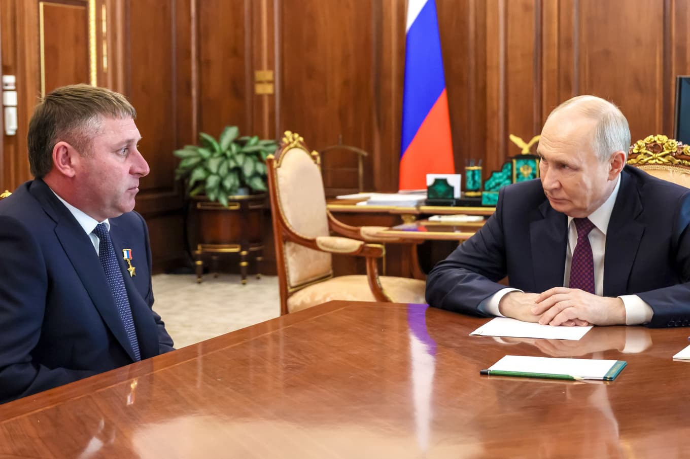 Den ryska regionen Belgorods guvernör Aleksandr Sjuvajev, här tillsammans med Rysslands president Vladimir Putin i Moskva i maj. Foto: Mikhail Metzel/Sputnik/Kreml via AP/TT