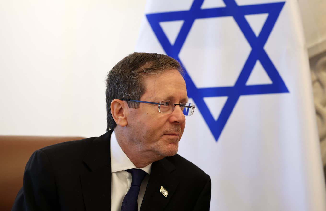 Israels president Isaac Herzog, som nu får den grannlaga uppgiften att utse regeringsbildare. Arkivbild. Foto: Yiannis Kourtoglou, pool via AP/TT