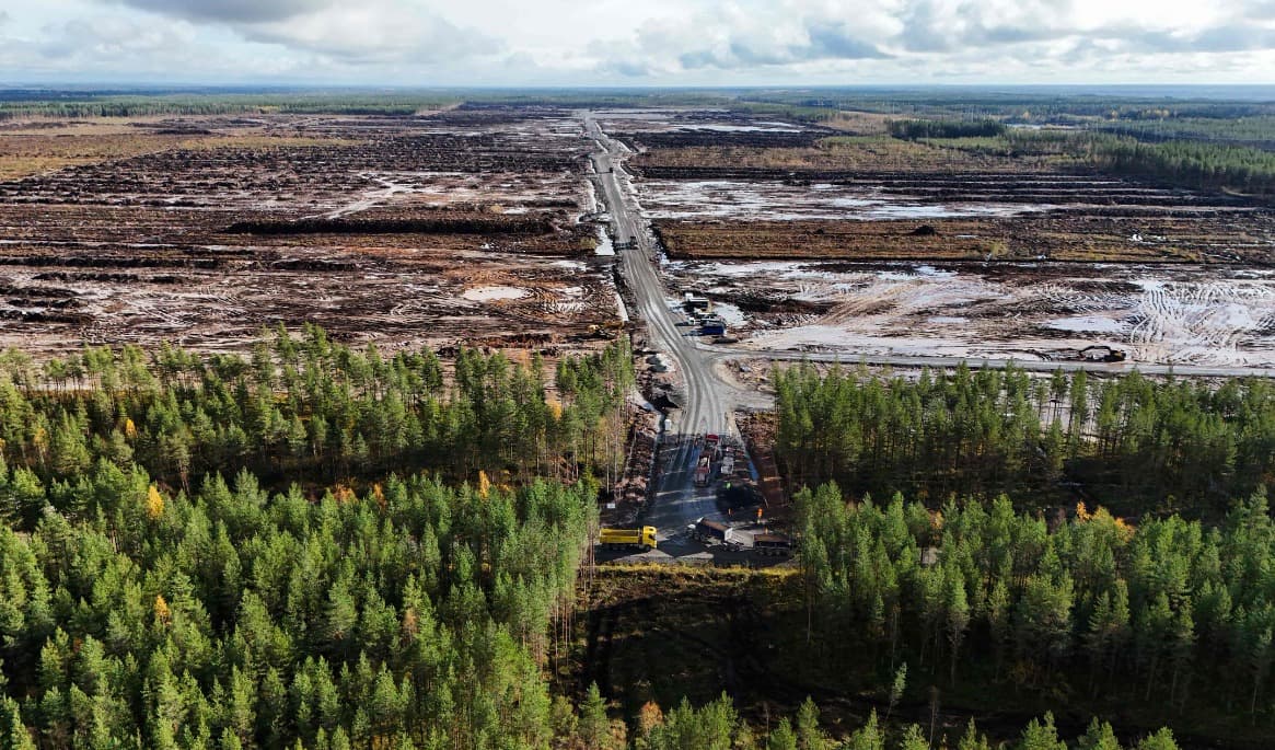 Flygfoto över området i Muhos där Google avverkat skog för att bygga ett datacenter. Bilden är tagen den 29 september. Foto: Alessandro Rampazzo/AFP/TT