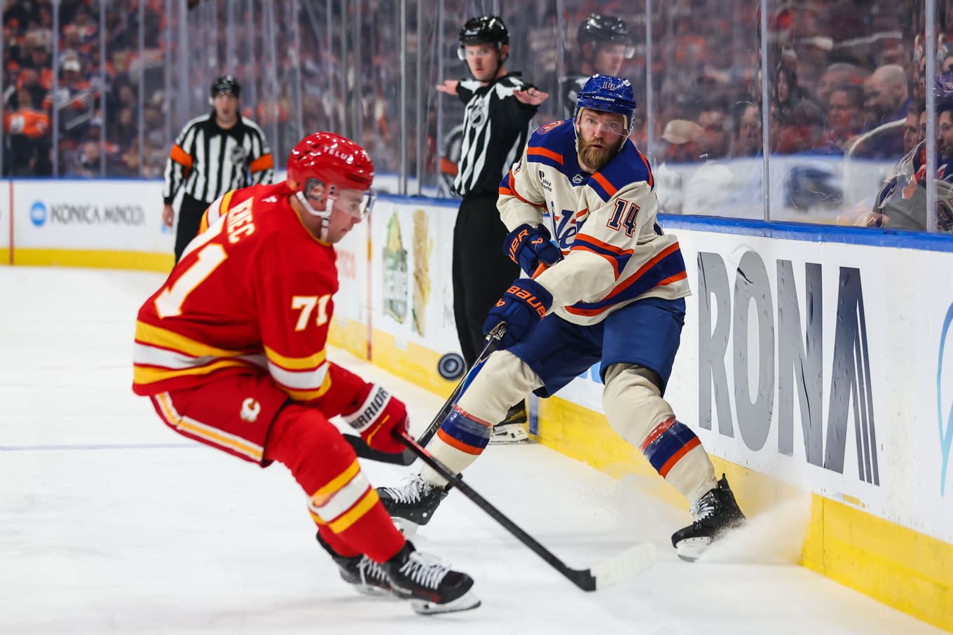 Edmontons Mattias Ekholm (14) skjuter pucken förbi Calgarys Simon Nemec (71). Foto: Codie McLachlan/The Canadian Press via AP/TT
