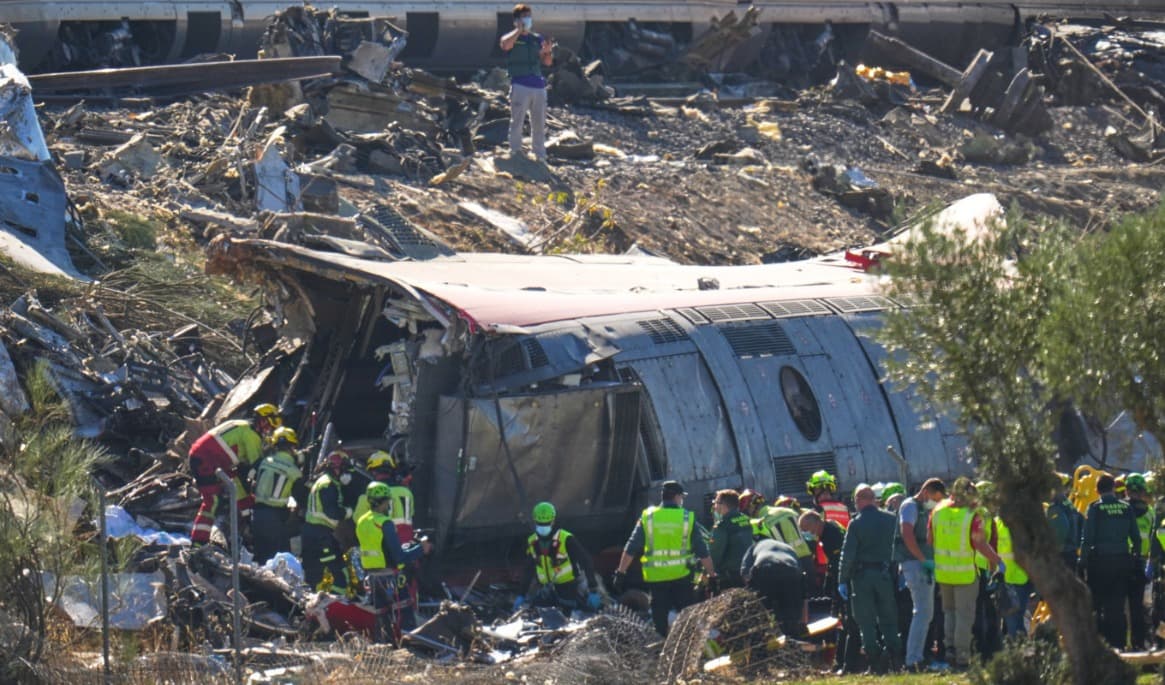 Över 60 personer har hittats döda efter olyckan. Foto: Manu Fernandez/AP/TT