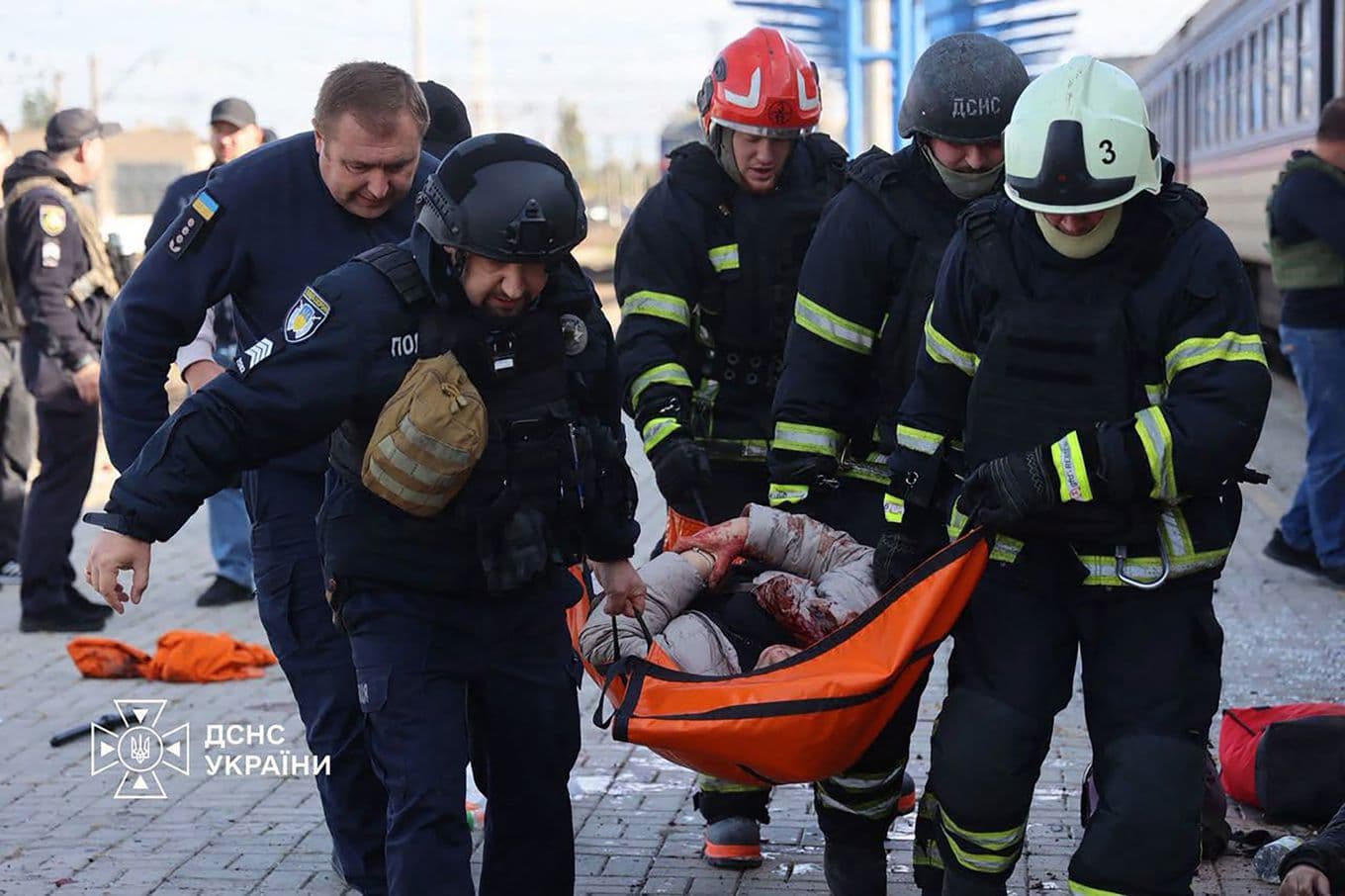 En skadad person bärs i väg efter attacken i Dnipro. Foto: Ukrainsk räddningstjänst/handout via AFP/TT