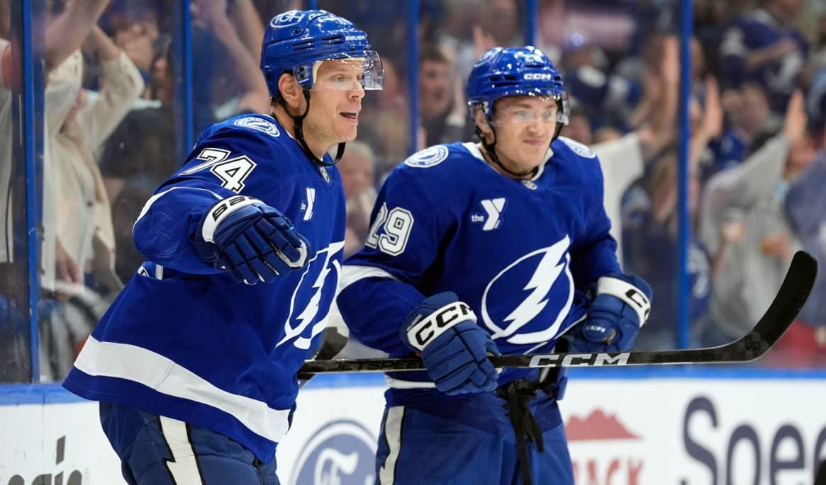 Tampa Bays John Carlson (74) och Pontus Holmberg (29) firar. Foto: Chris O'Meara/AP/TT