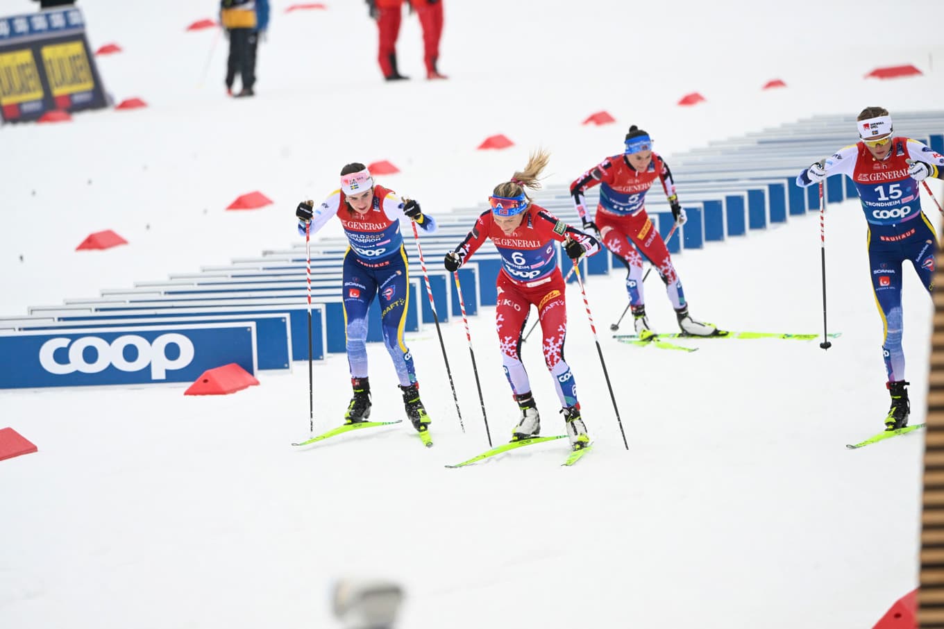 Inför kommande säsong har flera ryssar fått klartecken att tävla som neutrala åkare. Här Sveriges Ebba Andersson och Norges Therese Johaug under förra årets skid-VM i Trondheim. Foto: Fredrik Sandberg/TT