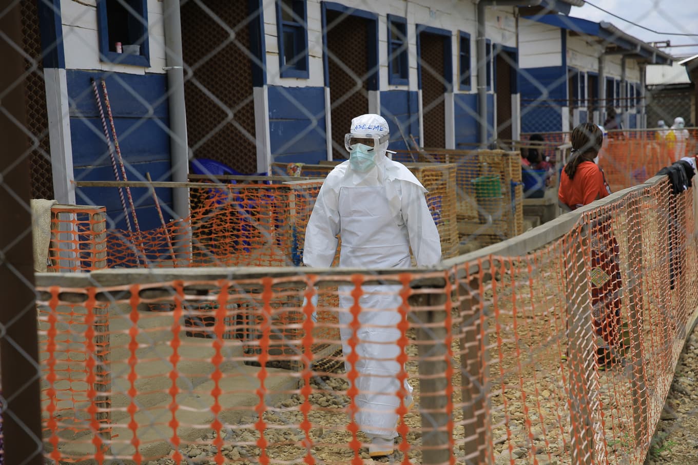Sjukvårdspersonal vid ett ebolacenter i Beni i östra delen av Kongo-Kinshasa. Bild från tidigare i veckan. Foto: Sebastien Kitsa Musayi/AP/TT