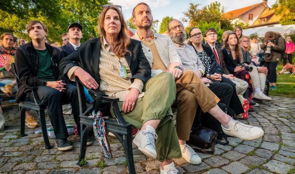 Politikerna lämnar ibland sammanträdesrummen för att möta väljarna direkt, som här i Almedalen. Foto: Bilbo Lantto