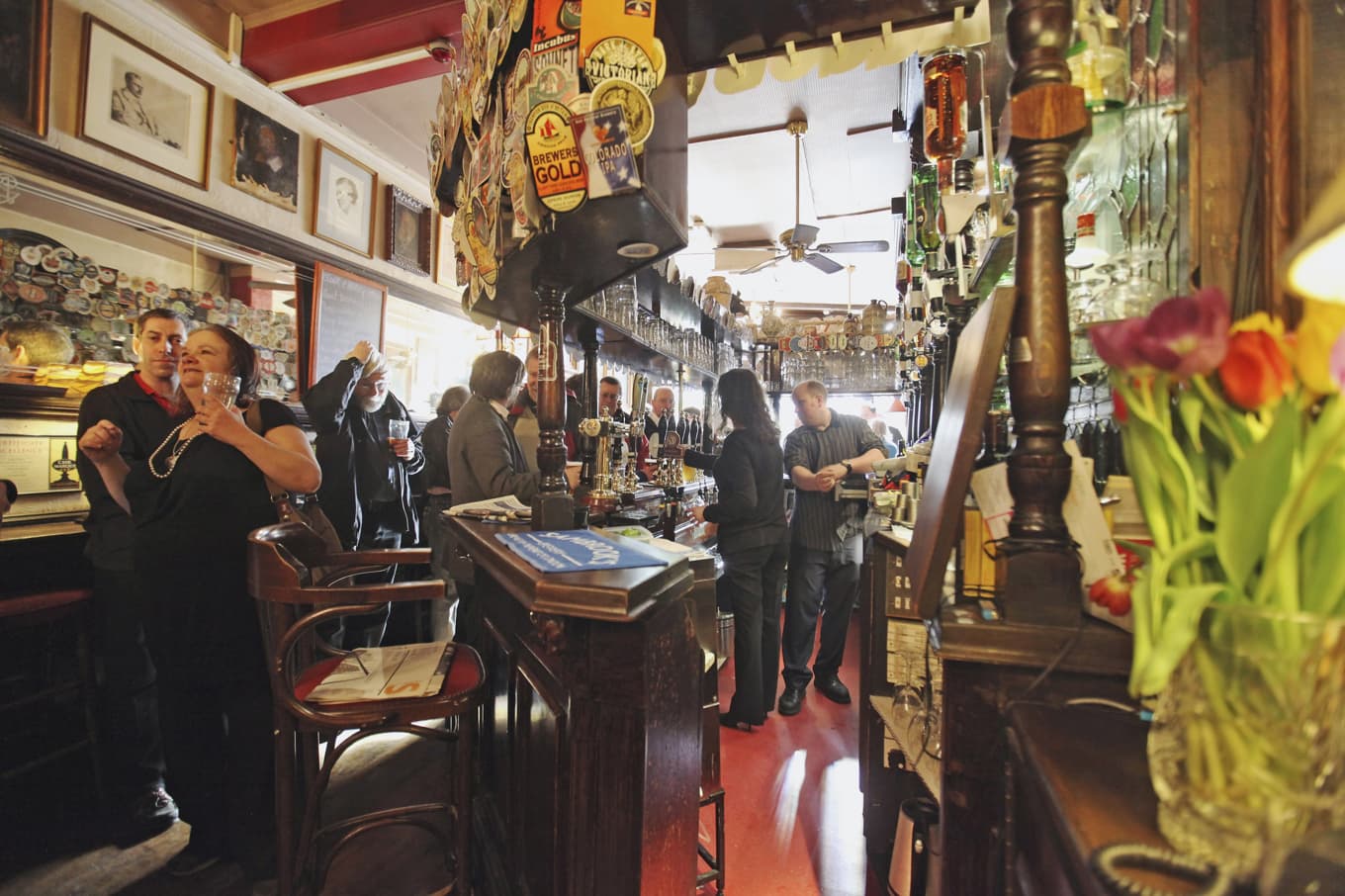 Gäster på The Harp i London när den utsågs till årets pub i Storbritannien av Campaign for Real Ale (Camra). Foto: Oli Scarff/Getty Images