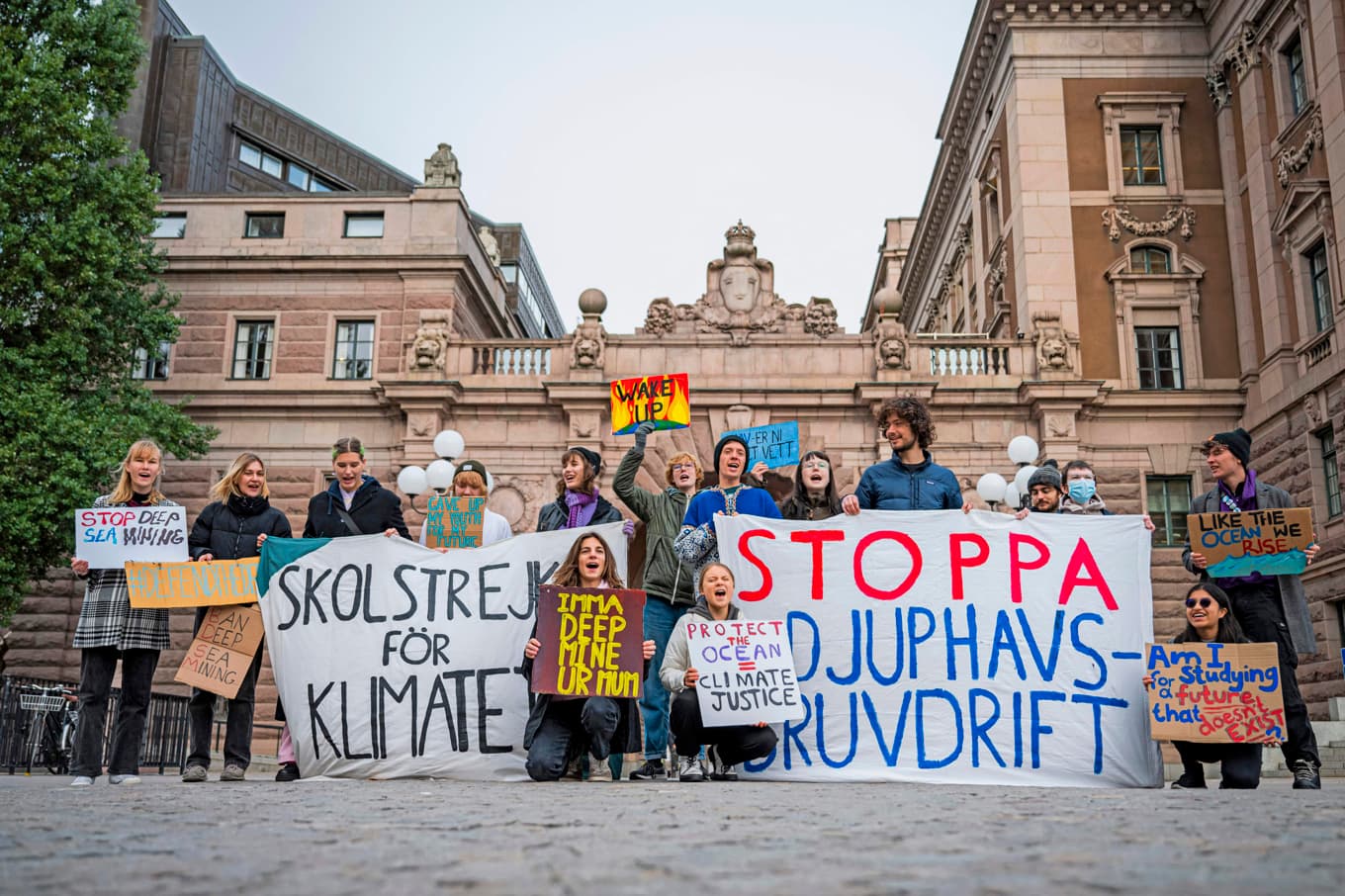 Klimataktivister vid Riksdagshuset i Stockholm 2023 . Foto: Jonathan Näckstrand/AFP