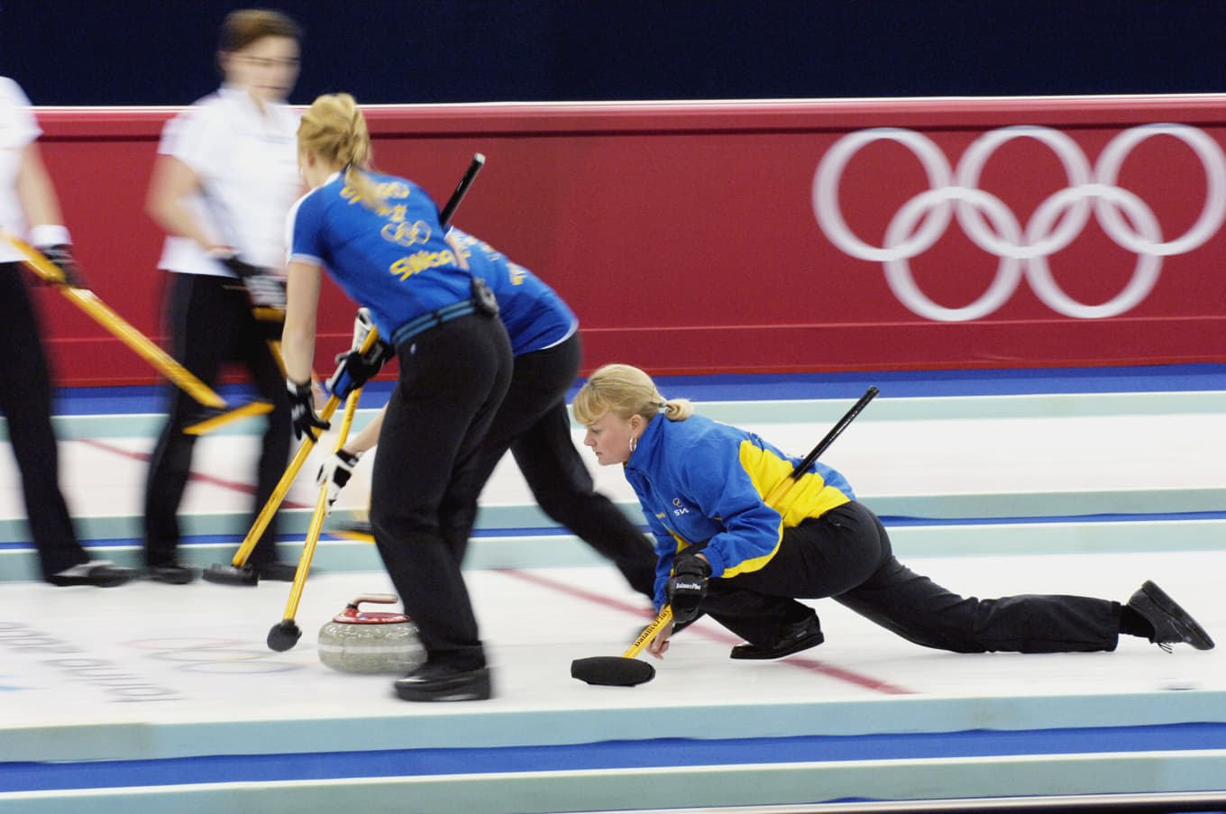 Syskonen Isabella och Rasmus Wranå följer i Anette Norbergs fotspår. Här lägger Norberg en sten i OS-finalen i Turin 2006. Foto: Janerik Henriksson/TT