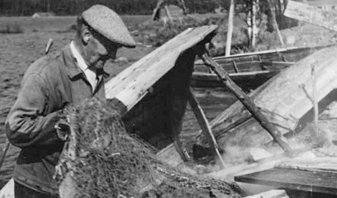 Vänster: Oskar Byström i Juktå, 77 år, arbetar med tålning av fiskenäten vid stranden av Storjuktan. Juktå, Sorsele, Lappland år 1955–1956. Höger: ”Getarpojkar modell 1955”. Sorsele, Lappland år 1955. Foto: Ernst Westerlund/Isof