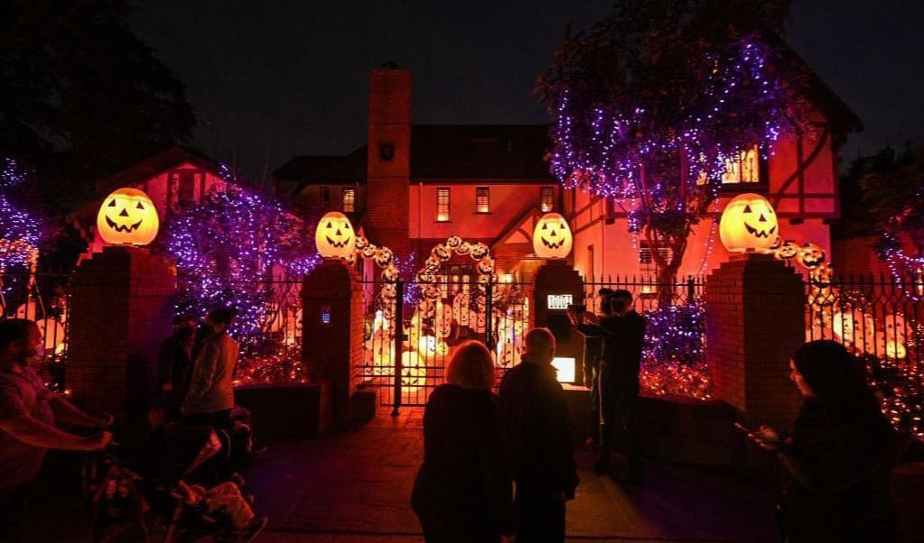 Halloweenfirandet i Sverige är knappast i nivå med det amerikanska än, som på bilden, men det växer. Foto: Robyn Beck/AFP via Getty Images