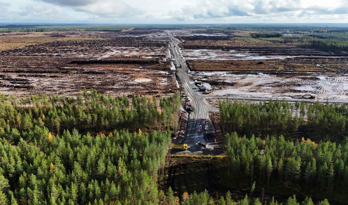 Flygfoto över området i Muhos där Google avverkat skog för att bygga en datacentral. Bilden är tagen den 29 september. Foto: Alessandro Rampazzo/AFP/TT