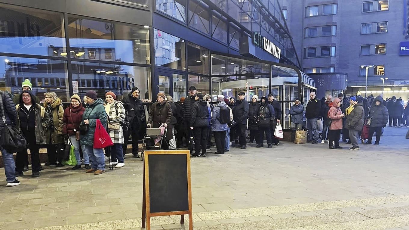 Socialstyrelsens hemlöshetskartläggning från 2023 visar att drygt 27 000 personer över 18 år lever i en hemlöshetssituation, och omkring 1 800 barn bor med sina föräldrar i akuta eller tillfälliga boenden. Organisationen Vid din sida hjälper varje helg runt 200 personer vid soppköket i Stockholm. Foto: Vid din sida