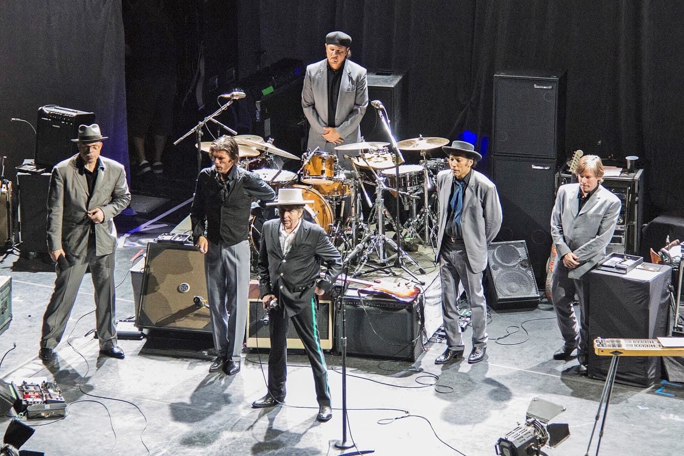 Bob Dylan tar emot publikens ovationer efter ett framträdande med sitt band. Foto: Adrian Lasso/Wikimedia Commons