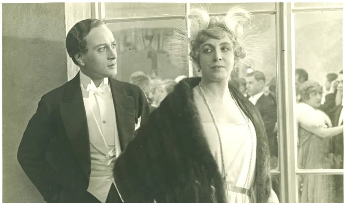 Gösta Ekman den äldre tillsammans med Pauline Brunius i ”Gyurkovicsarna” från 1920. Foto: Arkivbild: Svenska Filminstitutet