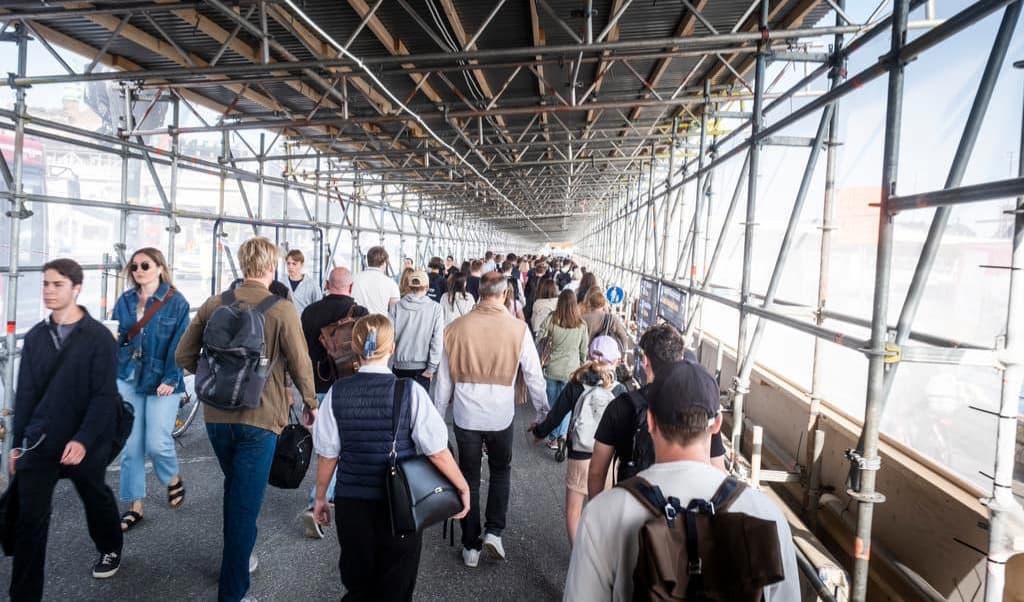 Den cirka 800 meter långa promenaden mellan Slussen och busstrafiken har av resenärerna kommit att kallas ”suckarnas gång”. Foto: Magnus Neideman-Hjalmarsson/SvD/TT