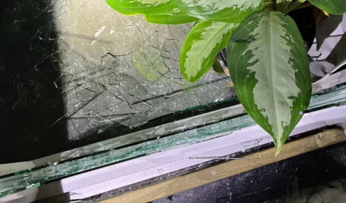 Övervakningskameran fångade när gärningsmannen tog sig in på restaurangen. Skadorna på krogarna uppgår till över 100 000 kronor. Foto: Polisen