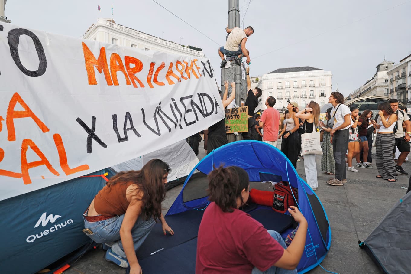 Efter vräkningen av 87-åriga Maricarmen samlades folk i protest på torget Puerta del Sol. Foto: Oscar del Pozo/AFP/Getty Images