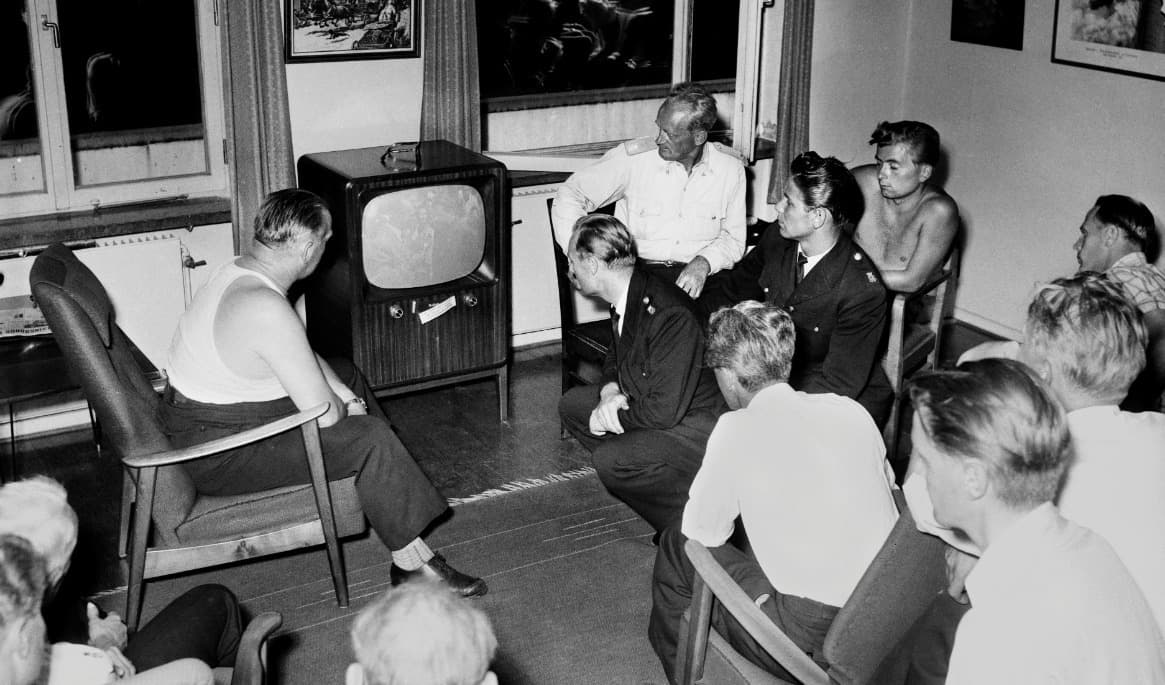 Tv-tittande på Helsingborgs brandstation år 1955. Bild: Helsingborgs museum