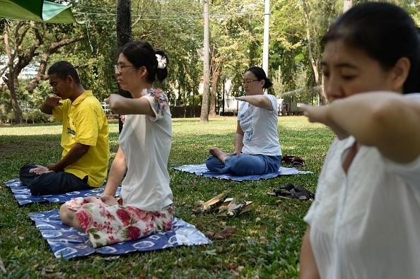 Falungon-utövare mediterar i Thalands huvudstad Bangkok. Studier visar att meditation har positiv inverkan på hjärnbarken. (Foto: Lillian Suwanrumpha/AFP/Getty Images)