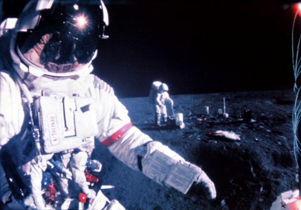 En bild från februari 1971, när Apollo 14 som tredje farkost någonsin landade på månen. De amerikanska astronauterna Alan Shepard (till vänster) och Edgar Mitchell (till höger) tog en promenad på månen. Mitchell menar att det finns UFO:n och att de har kontaktat människor.  (Foto: STF/AFP/Getty Images)