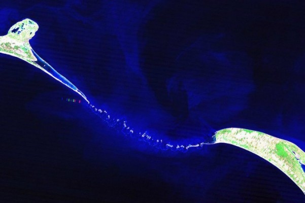 Adams bro, också känd som Ramas bro, eller Ram Setu, mellan Indien och Sri Lanka. (Foto: Nasa)