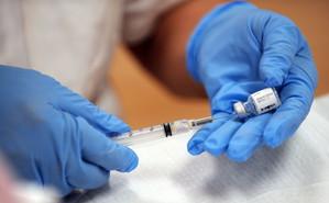 Vaccinspruta (Foto: Tim Sloan/AFP) 

