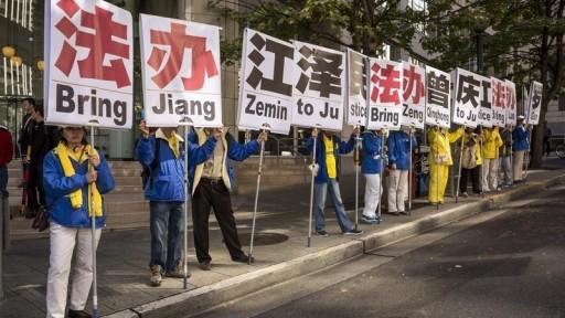 Falungongutövare demonstrerar i Seattle den 22 september för att uppmana Kinas ledare Xi Jinping att dra förre ledaren Jiang Zemin inför rätta. (Minghui)