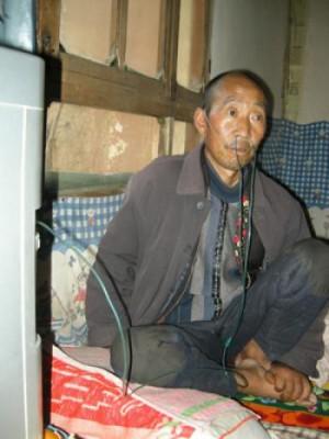 En gruvarbetare från guldgruva 460 som invalidiserats av silikos (dammlunga). (Foto: Sound of Hope)

