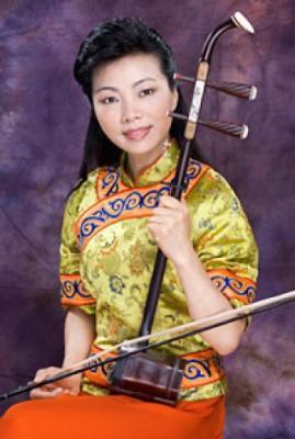 Mei Xuan, erhu-virtuos i Shen Yun Performing Arts.(Foto: Shen Yuns officiella websida)
