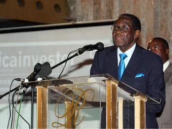 Den 1 mars trädde en ny lag i kraft som ger utländska företag värda minst 500 000 dollar en tidsfrist för överförande av majoriteten av ägandet till infödda svarta zimbabwier. Bilden visar president Robert Mugabe. (Foto: Jekesai Njikizana / AFP / Getty Images)